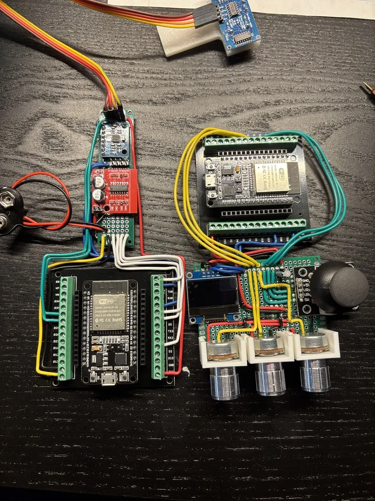 The ESP32 minibot prototype with its electronics, motors and distance sensor.